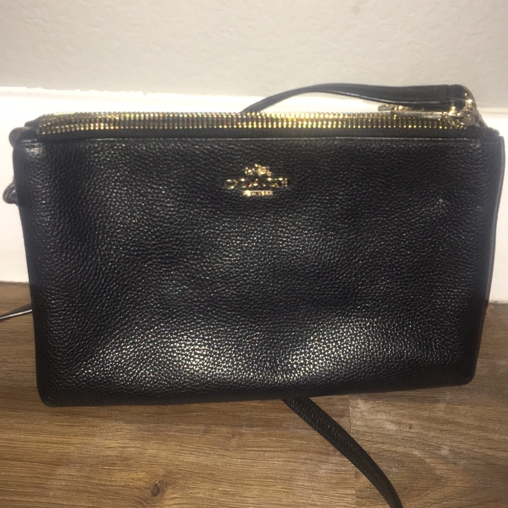 Gorgeous Coach pebbles leather 2 zip